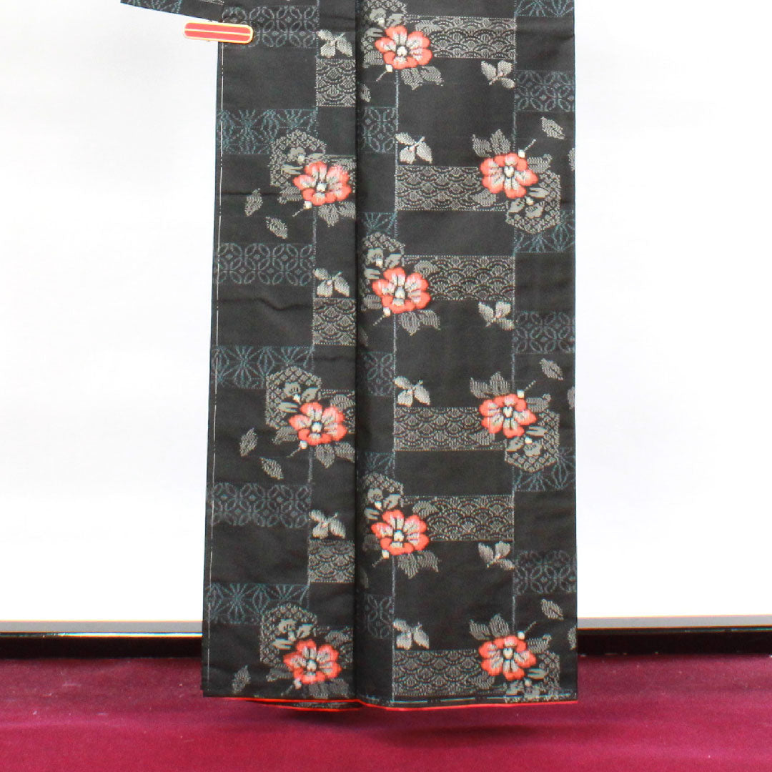 村山大島紬 身丈160cm 裄丈64cm しつけ糸付き 未使用品 市松 吉祥文様 抽象花 正絹 Sランク 袷 黒系 1116002702410