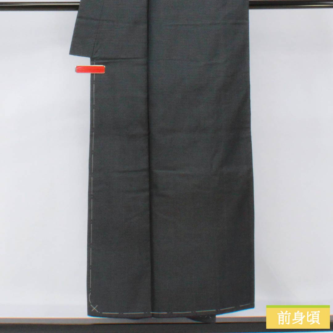 男物 正絹 Aランク 身丈151cm 裄丈71.5cm 大島紬 幾何学模様 アンサンブル しつけ糸付き 袷 黒系 1119001293510