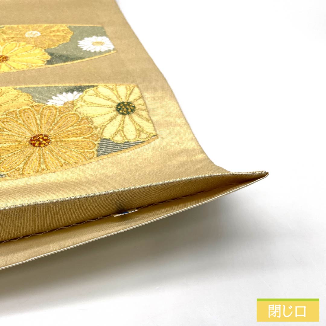 Formal, gold-tone, pure silk obi with a S-rank design, featuring a chrysanthemum design and gold leaf accents. Length: 448cm. Features six-fold hem. Product number: 1123015222321.