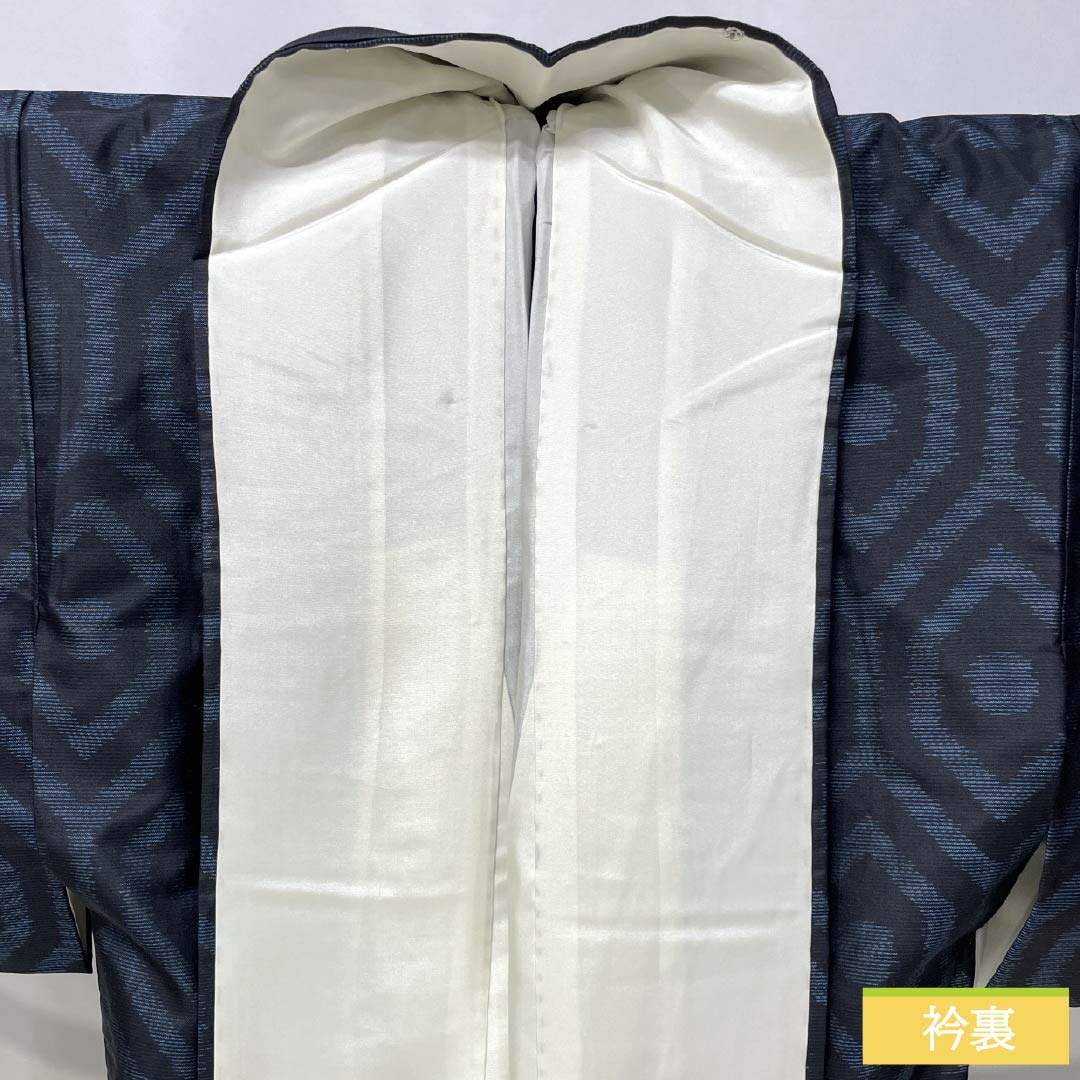 紬 正絹 Sランク 身丈159cm 裄丈63.5cm 裏色(うらいろ) 横双絣 亀甲 しつけ糸付き 袷 青系 1116004172317