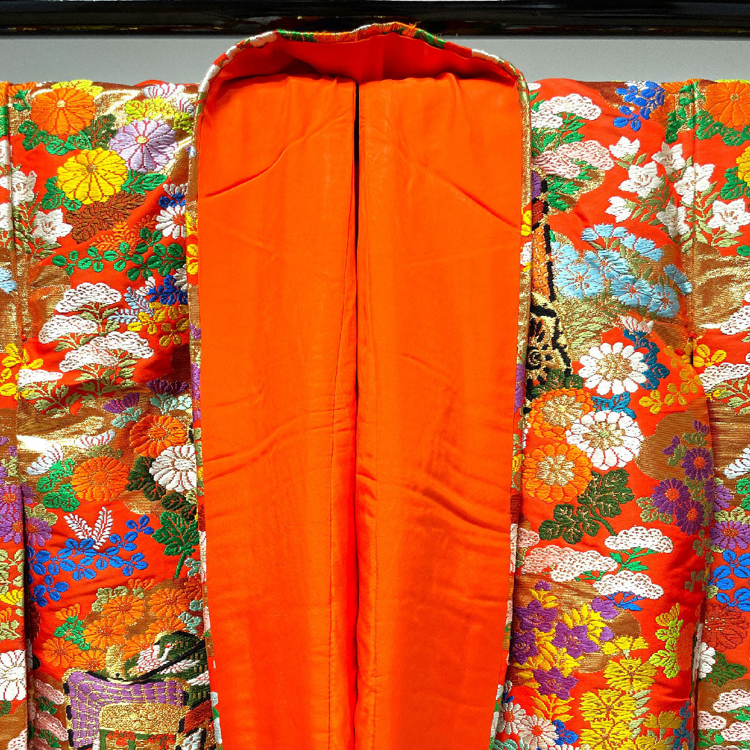 Iro-uchikake (colored kimono) Length 192cm Scarlet Karaori Imperial carriage Auspicious motif Pure silk S rank Awase Vermilion 1110000242916