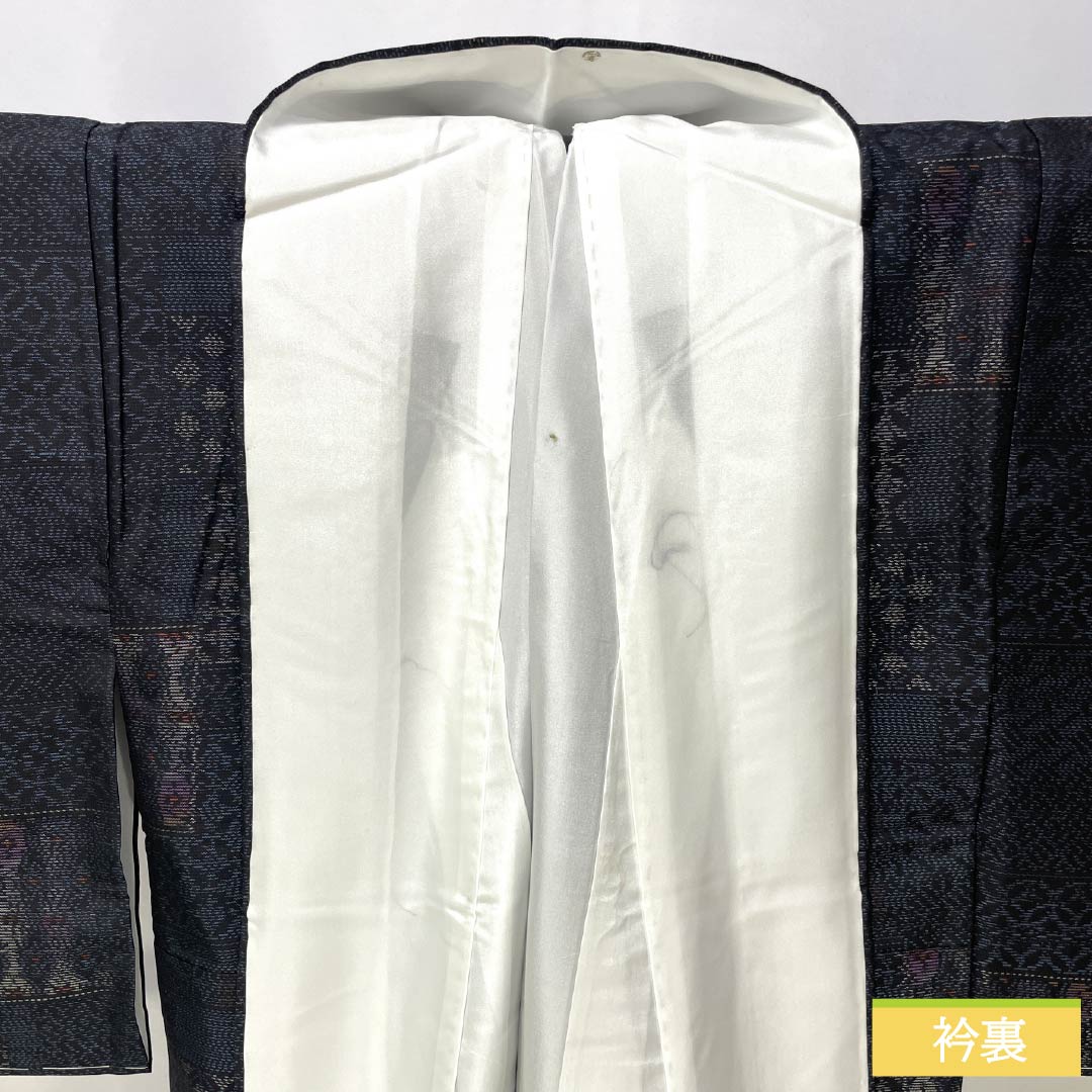 紬 正絹 Sランク 身丈158cm 裄丈63.5cm 大島紬 横双絣 幾何学模様 しつけ糸付き 袷 紺系 1116004982318
