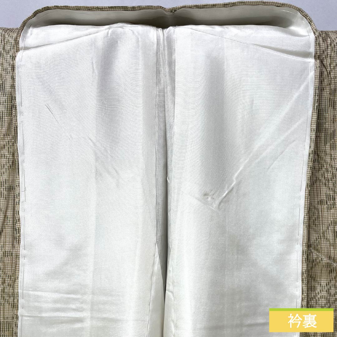 紬 正絹 身丈159cm 裄丈63.5cm 薄卵色(うすたまごいろ) 経絣 幾何学模様 しつけ糸付き Aランク 袷 ベージュ系 1116003883325