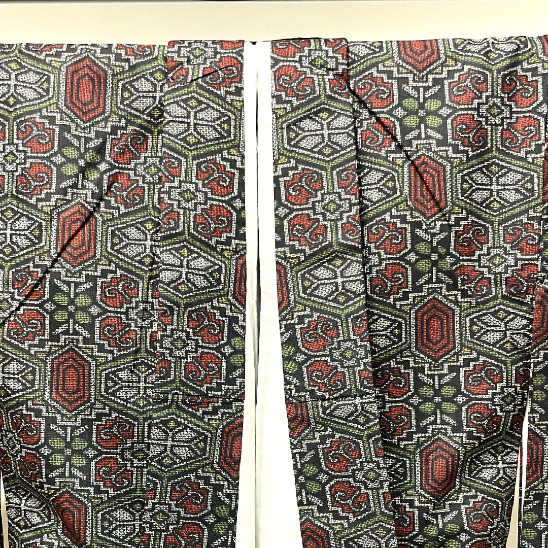 村山大島紬 身丈162cm 裄丈63.5cm しつけ糸付き 未使用品 アンサンブル 幾何学模様 正絹 Sランク 袷 黒系 1116002732410