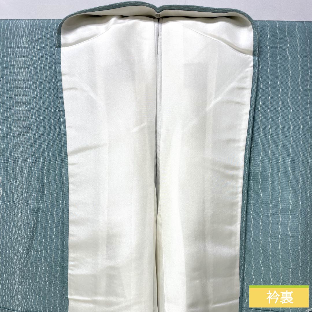 小紋 正絹 身丈166.5cm 裄丈70cm 袷 砧青磁色(きぬたせいじいろ) 型染 よろけ縞 梅鉢 ソフトガード Sランク 水色系 1115005332524