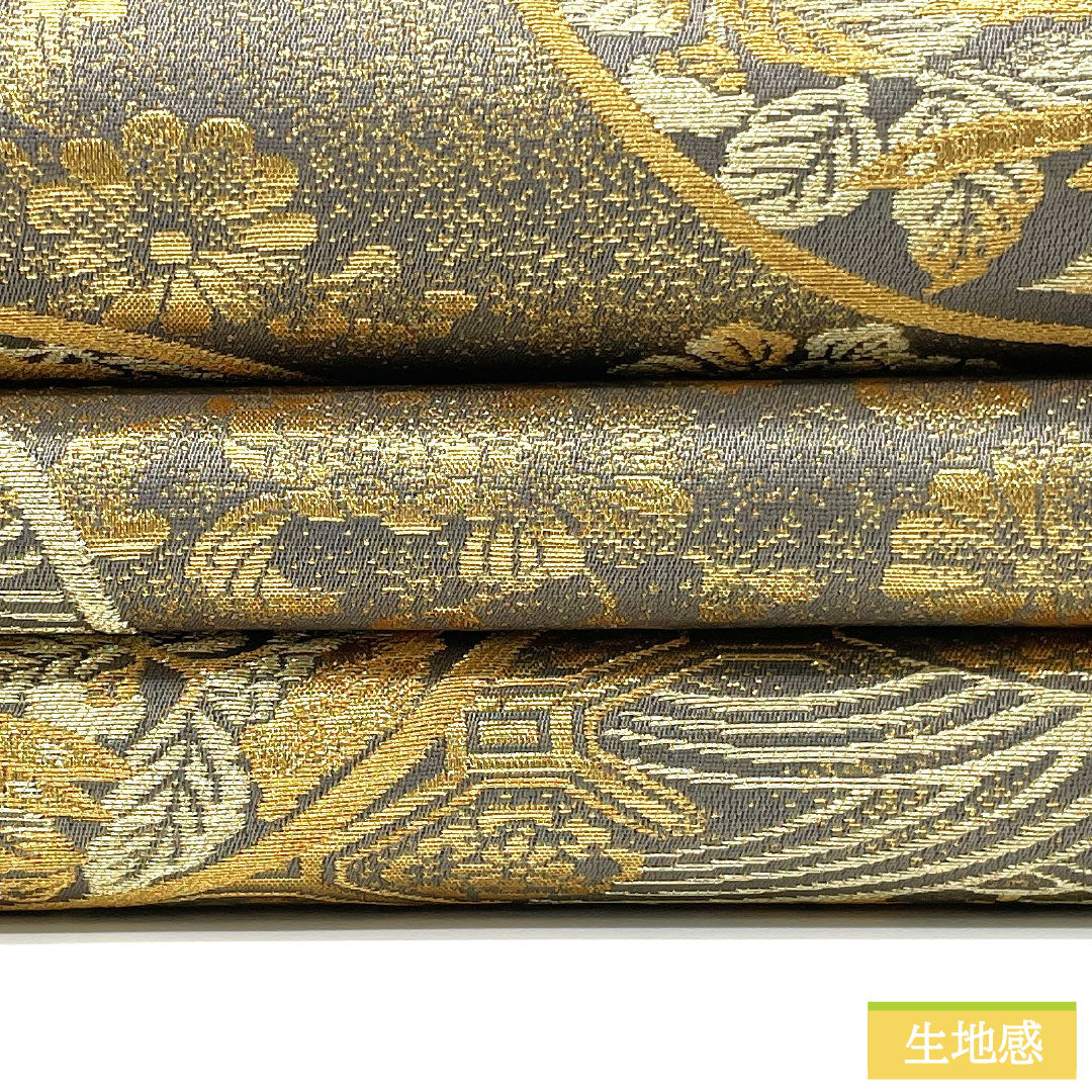 Formal, gray-colored, genuine silk obi (S-rank) with Nishijin weave and Shosoin maki-e (lacquerware) motifs. Length: 442cm. Six-fold obi. Product code: 1123016962322.