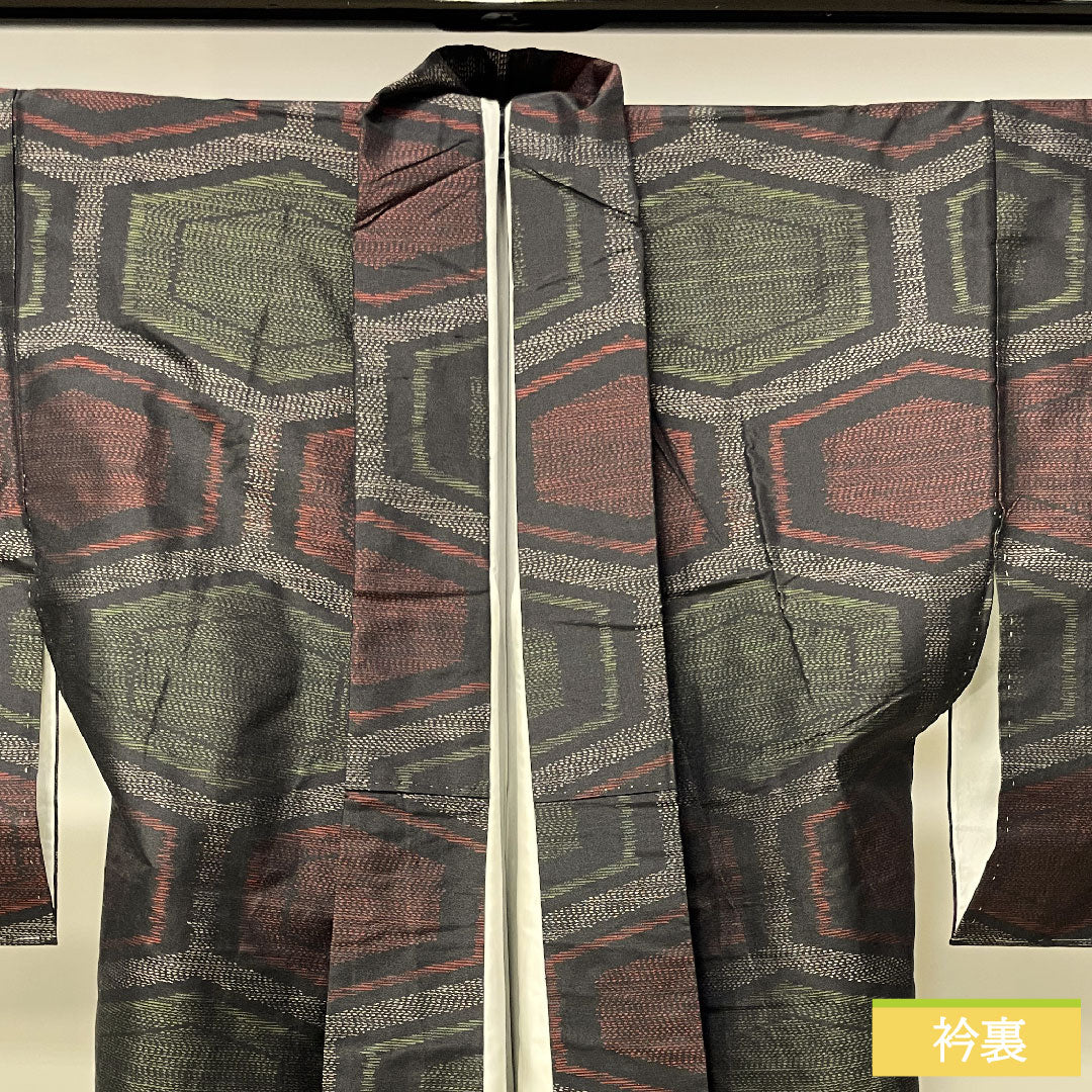 大島紬 正絹 身丈150cm 裄丈62.5cm 緯総絣 亀甲模様 Sランク 袷 黒系 1116003312110