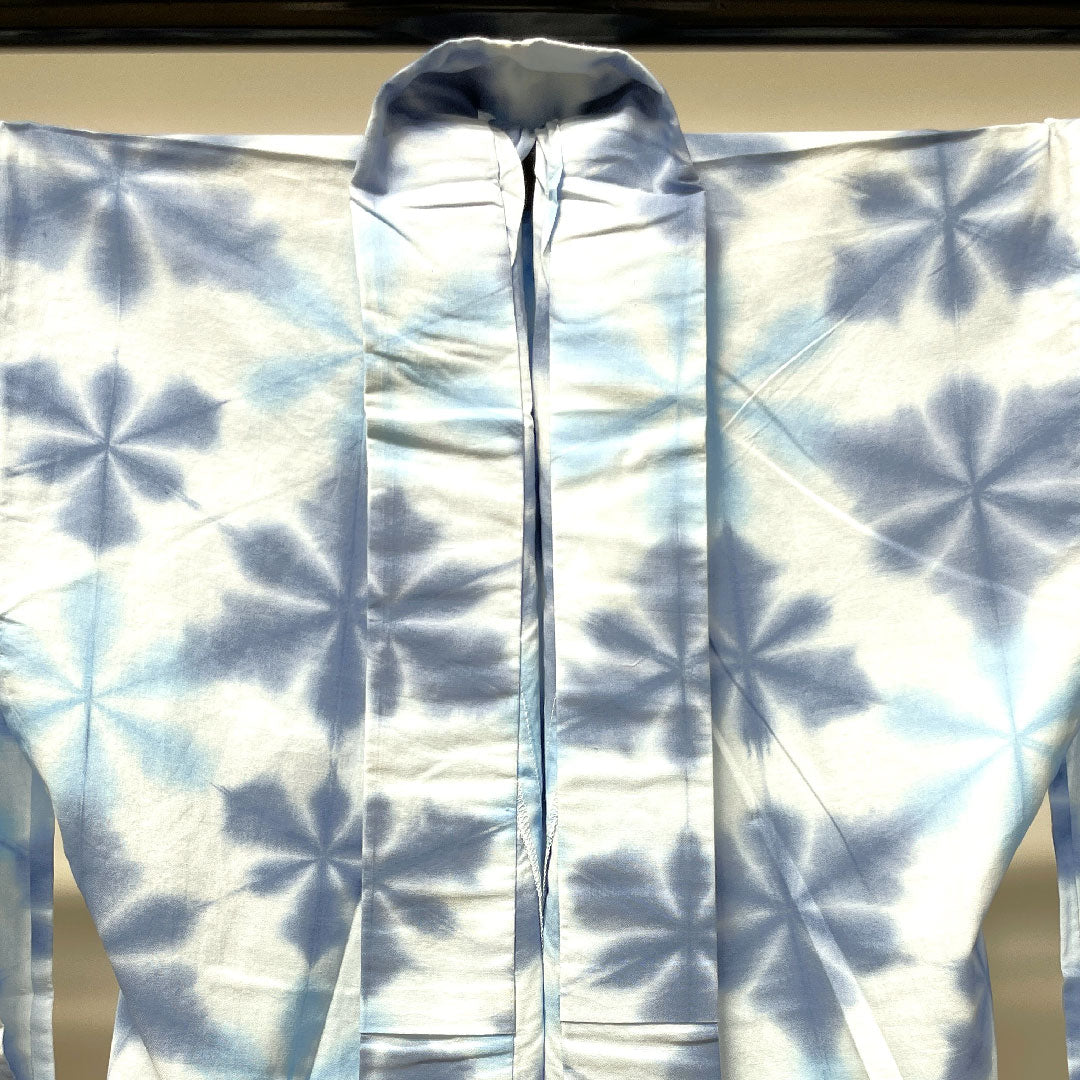 (新品未使用品)浴衣 雪花絞り しつけ糸付き 未使用品 抽象模様 板締め絞り 木綿 NEWランク 単衣 身丈162cm 裄丈65cm 青系 1118003921417