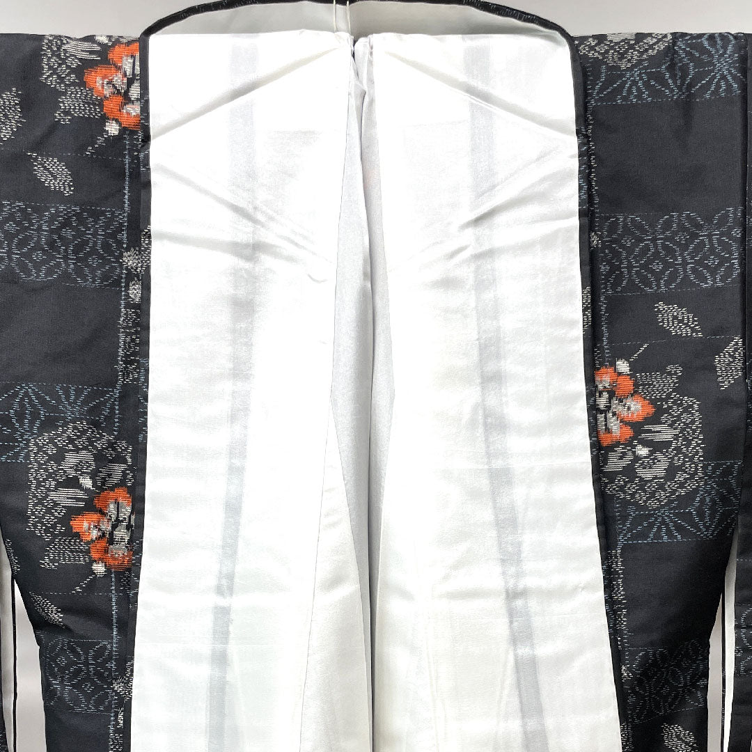 村山大島紬 身丈160cm 裄丈64cm しつけ糸付き 未使用品 市松 吉祥文様 抽象花 正絹 Sランク 袷 黒系 1116002702410