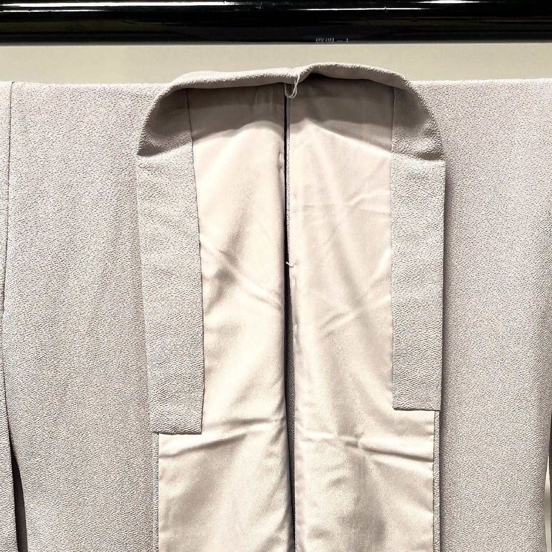 色無地 ポリエステル 鈍紫色 洗える着物 素無地 胴抜き仕立 百合 身丈148.5cm 裄丈61.5cm 袷 Sランク 紫系 1114000742120