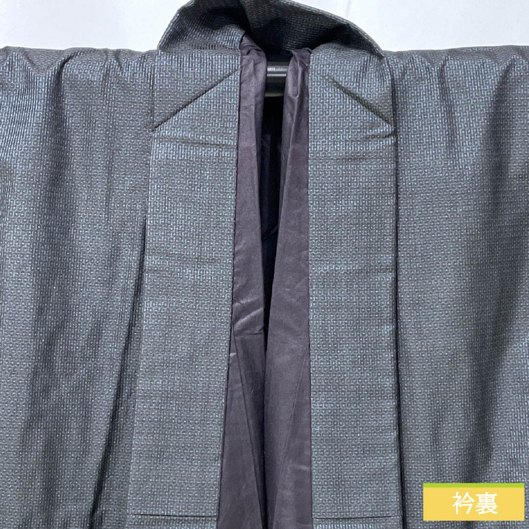 男物 正絹 Aランク 身丈151cm 裄丈71.5cm 大島紬 幾何学模様 アンサンブル しつけ糸付き 袷 黒系 1119001293510