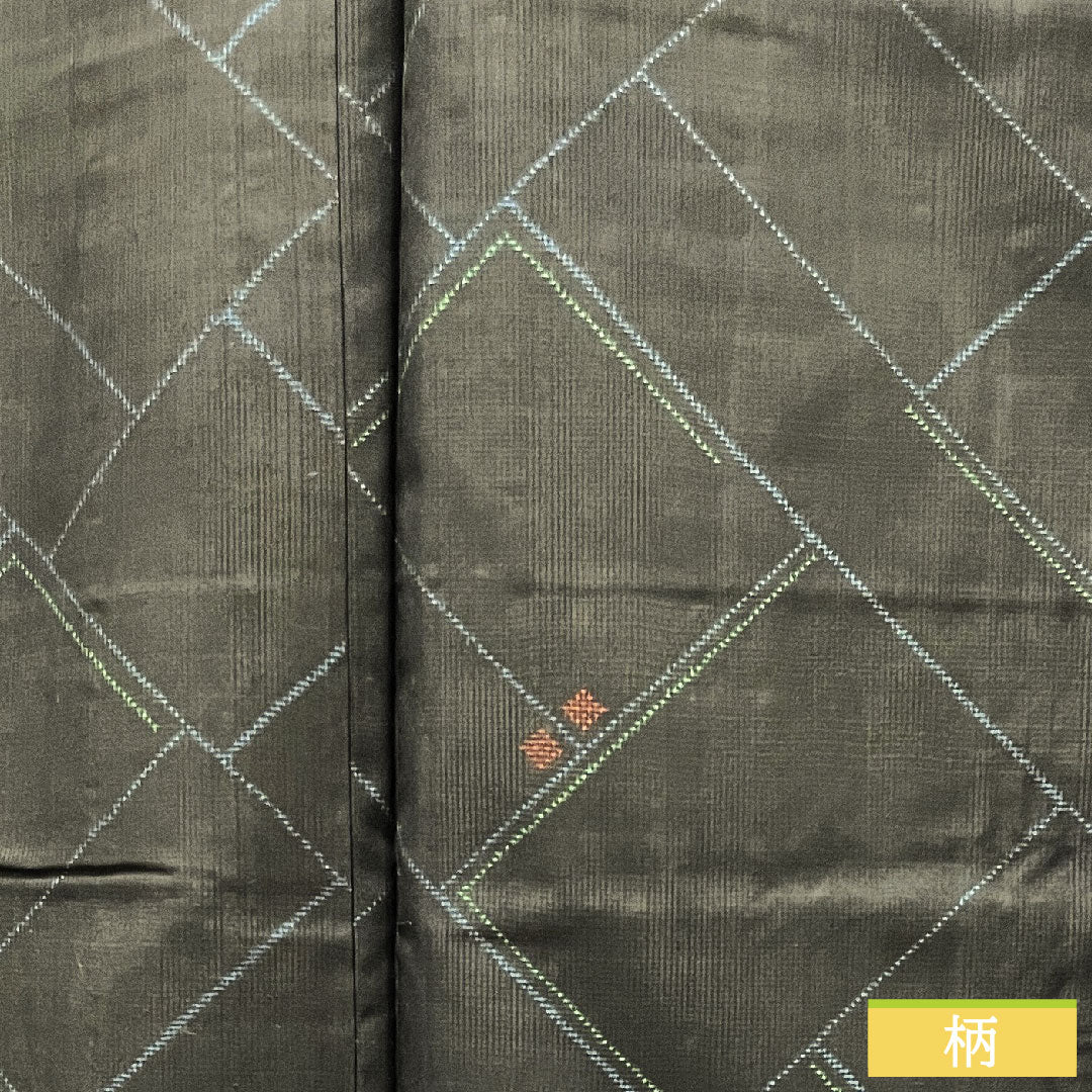 大島紬 正絹 身丈168.5cm 裄丈66cm しつけ糸付き 幾何学模様 Sランク 袷 黒系 1116002912510