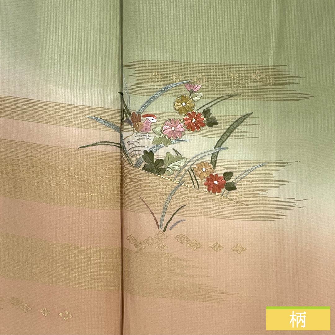 This S-rank, lined, pure silk formal kimono (visiting kimono) features a light willow-colored tsukesage (dressed kimono) with Suzhou embroidery, featuring mandarin ducks, small flowers, and a pearl-tone finish in green. Product code: 1112007102419