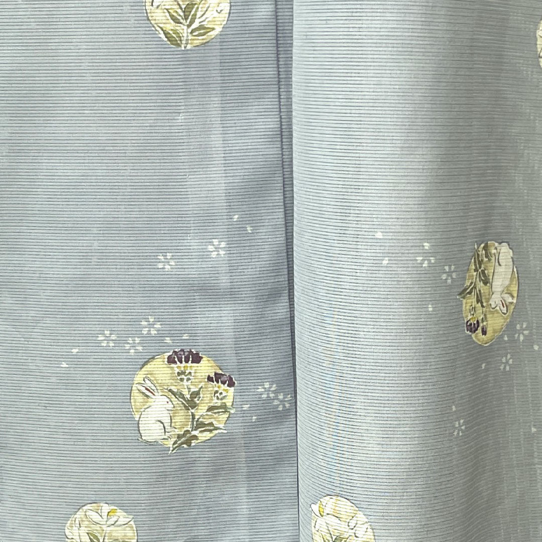 夏物 ポリエステル 小紋 身丈161cm 裄丈65cm 蒼白色(そうはくしょく) うさぎ 草花模様 洗える着物 絽 Aランク 水色系 1132000863424