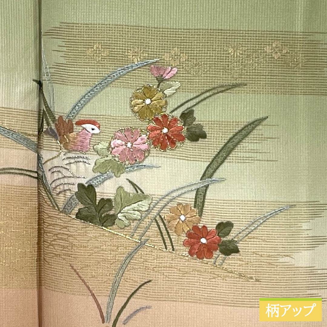 This S-rank, lined, pure silk formal kimono (visiting kimono) features a light willow-colored tsukesage (dressed kimono) with Suzhou embroidery, featuring mandarin ducks, small flowers, and a pearl-tone finish in green. Product code: 1112007102419