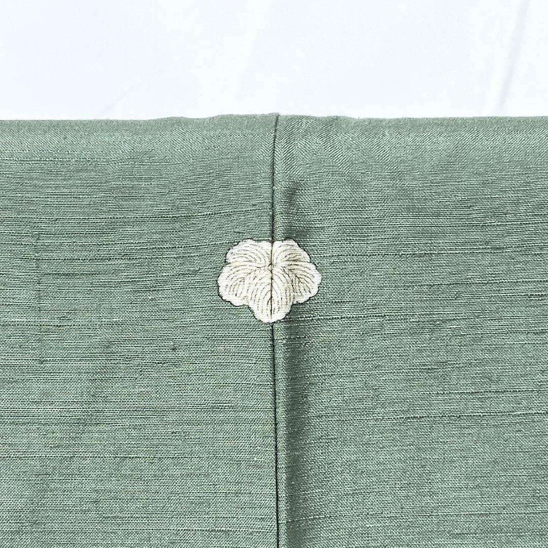 色無地 正絹 Sランク 身丈155cm 裄丈62.5cm 錆青磁色(さびせいじいろ) 一つ紋 蔦 紬地 袷 緑系 1114002692319