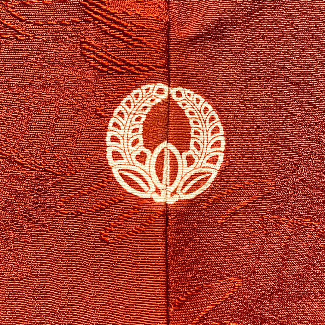 色無地 正絹 身丈161.5cm 裄丈63.5cm 紅絹色(もみいろ) 綸子 一つ紋 陰上り藤 袷 Sランク 赤系 1114002102412