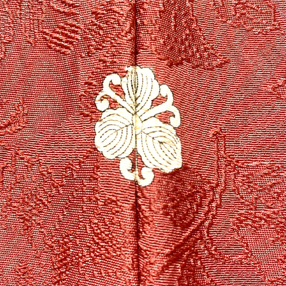 色無地 正絹 身丈157.5cm 裄丈63cm 桃紅色(とうこうしょく)綸子 一つ紋 蔓柏 袷 Aランク ピンク系 1114002003313