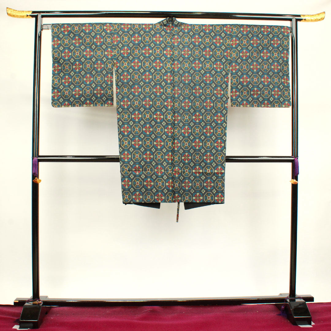 村山大島紬 身丈161cm 裄丈66.5cm しつけ糸付き 未使用品 アンサンブル 幾何学模様 正絹 Sランク 袷 紺系 1116002412418
