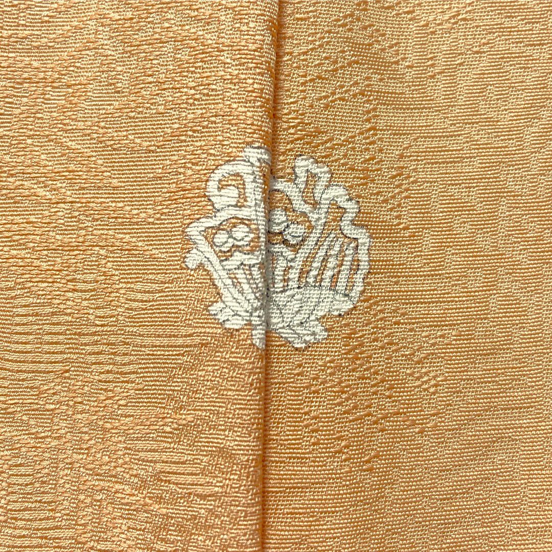 色無地 正絹 身丈156cm 裄丈63.5cm 肌色(はだいろ) 綸子 一つ紋 陰揚羽蝶 袷 Sランク 橙系 1114001902326