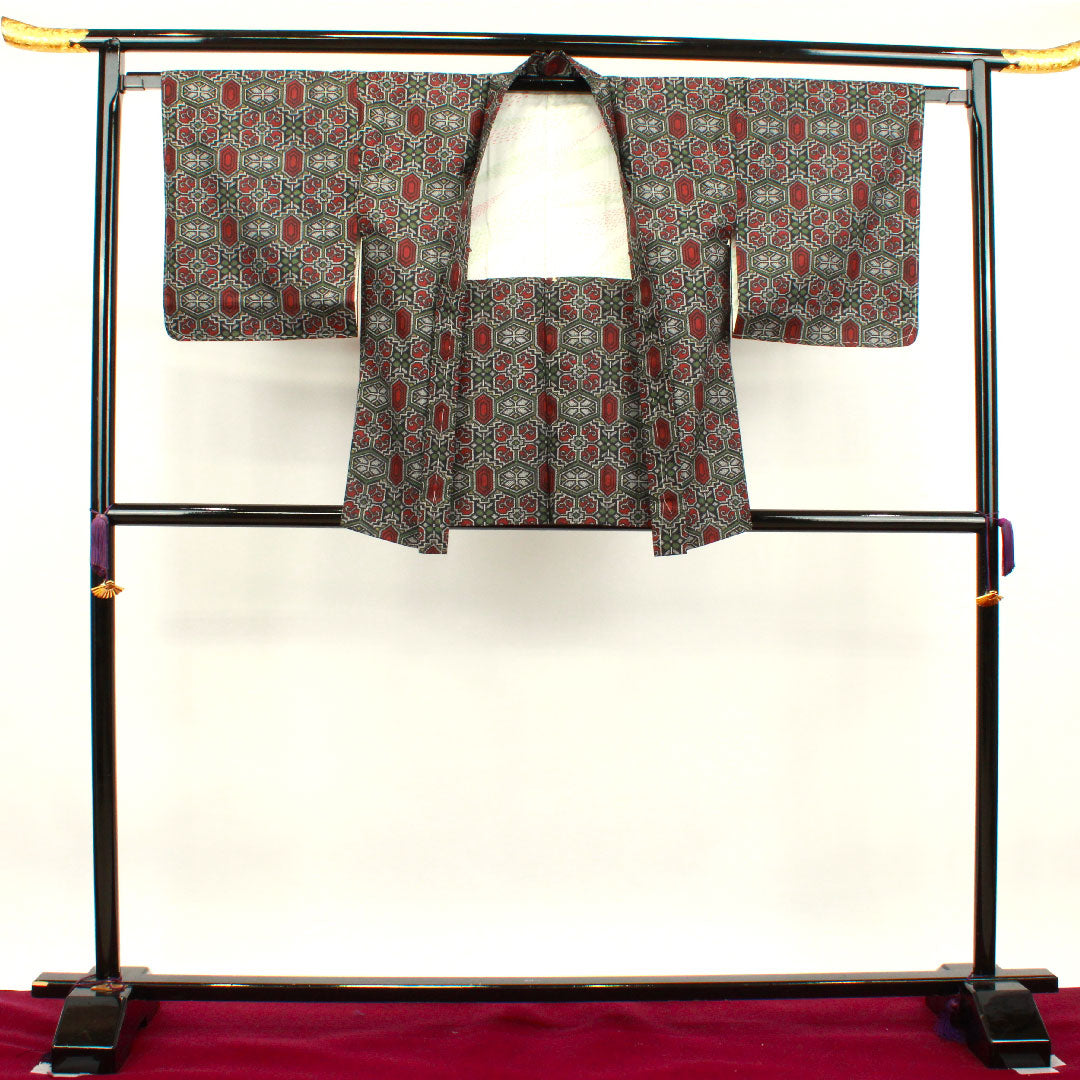 村山大島紬 身丈162cm 裄丈63.5cm しつけ糸付き 未使用品 アンサンブル 幾何学模様 正絹 Sランク 袷 黒系 1116002732410