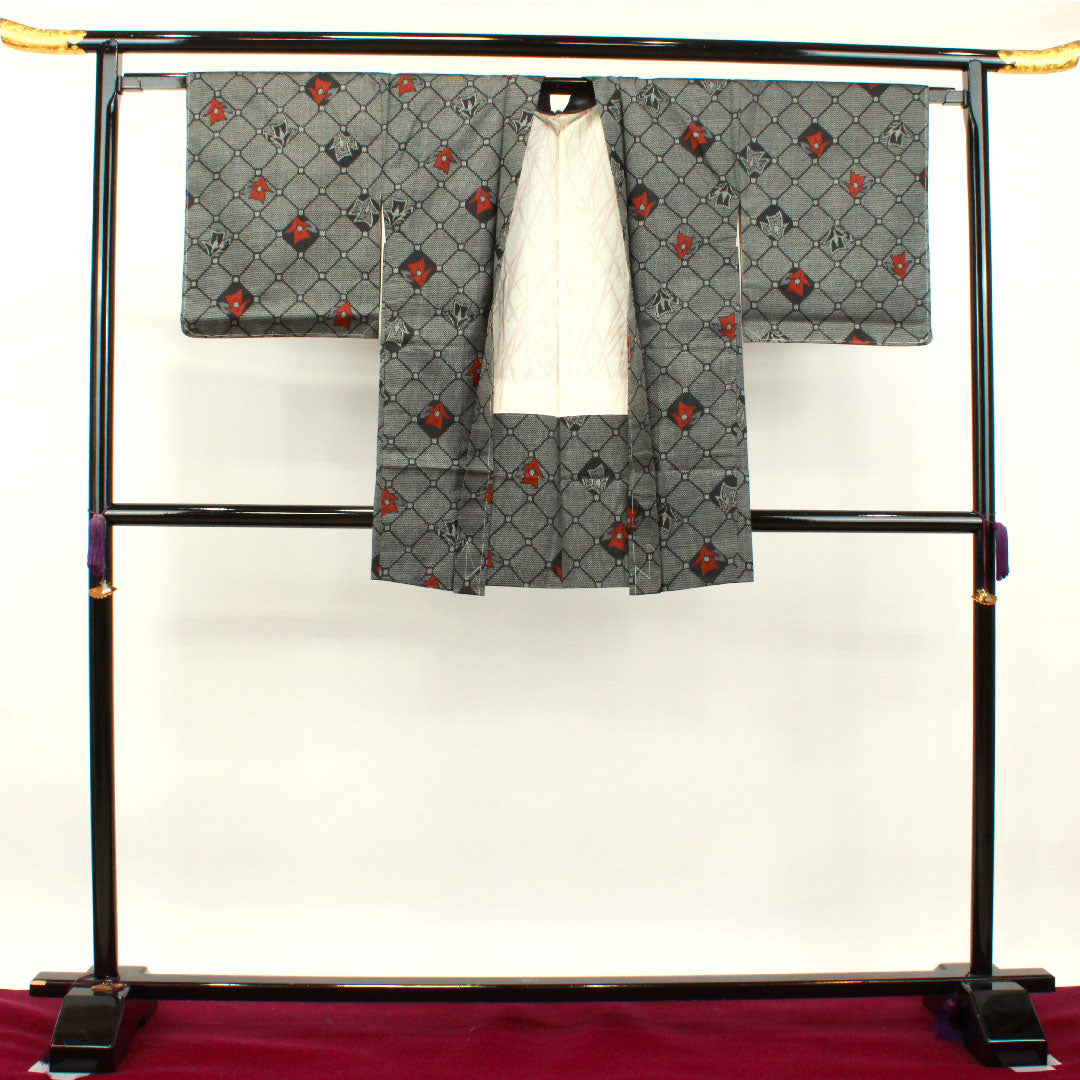 村山大島紬 身丈163.5cm 裄丈64cm しつけ糸付き 未使用品 アンサンブル 幾何学模様 正絹 Sランク 袷 黒系 1116002832410