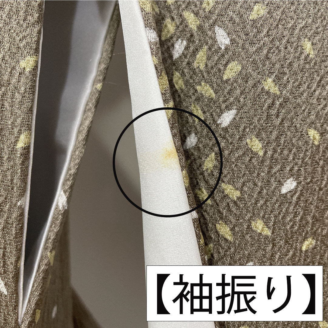 小紋 正絹 身丈170.5cm 裄丈66.5cm 袷 砂色(すないろ) 花びら散らし Aランク グレー系 1115004703622