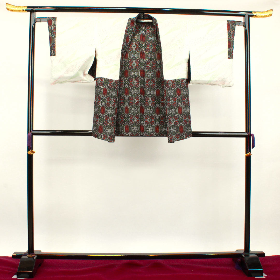 村山大島紬 身丈162cm 裄丈63.5cm しつけ糸付き 未使用品 アンサンブル 幾何学模様 正絹 Sランク 袷 黒系 1116002732410