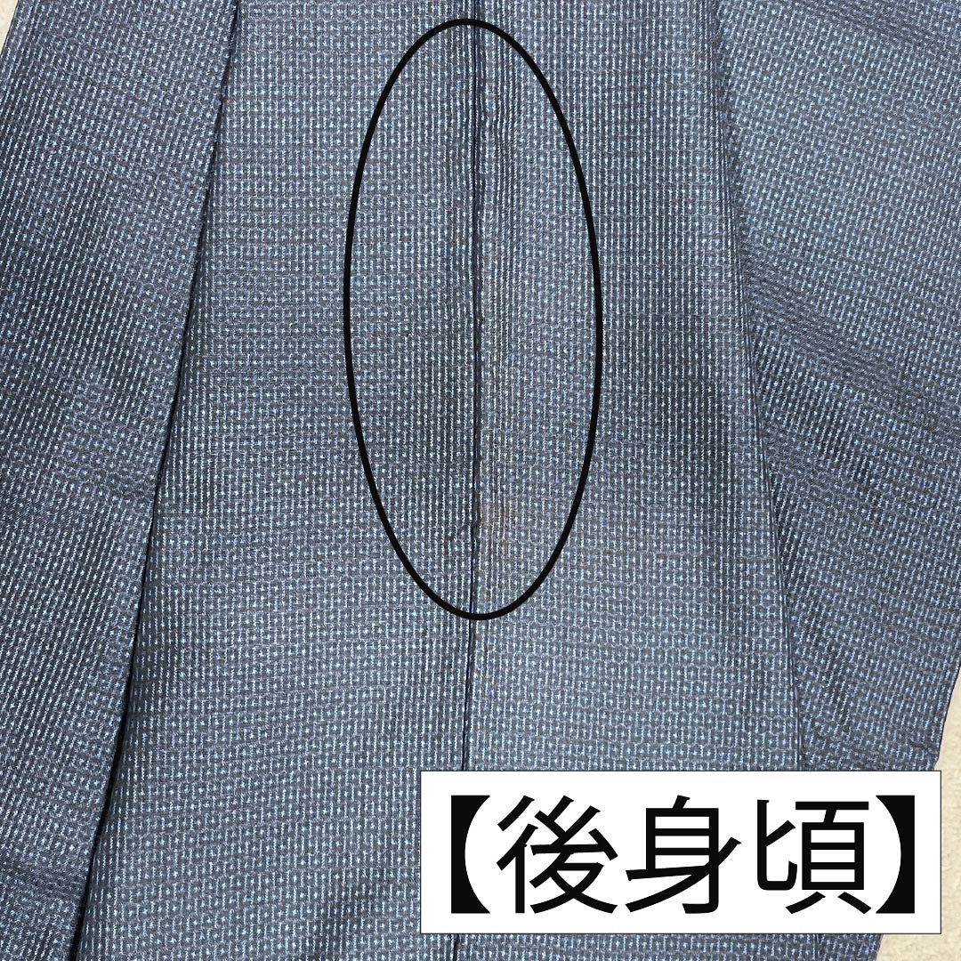 男物 正絹 Aランク 身丈151cm 裄丈71.5cm 大島紬 幾何学模様 アンサンブル しつけ糸付き 袷 黒系 1119001293510