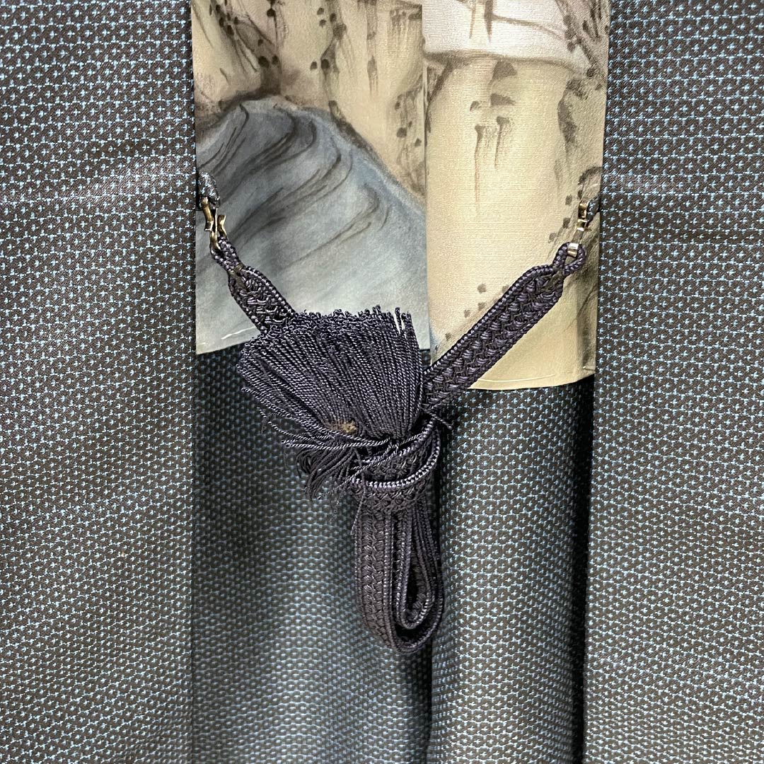 男物 正絹 Sランク 身丈139.5cm 裄丈64cm 伯林青色(べれんすいろ) 幾何学模様 アンサンブル 羽織紐付き 袷 青系 1119001302317