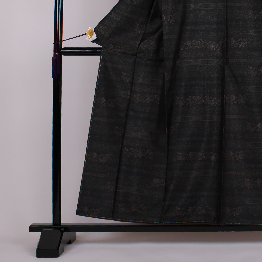 大島紬 身丈158cm 裄丈65cm 花横段 正絹 美品 袷 ブラック 1116000103310