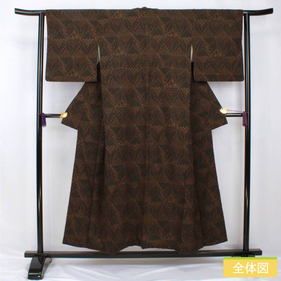 紬 正絹 身丈152cm 裄丈62cm 桃尻色（ももじりいろ） 幾何学模様 Aランク 袷 黒系 1116003763210