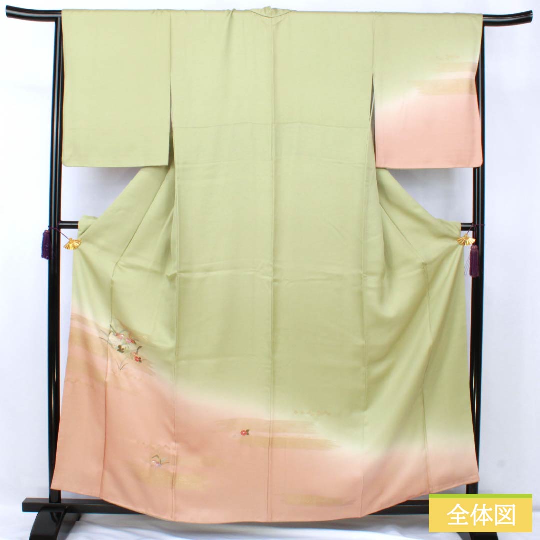 This S-rank, lined, pure silk formal kimono (visiting kimono) features a light willow-colored tsukesage (dressed kimono) with Suzhou embroidery, featuring mandarin ducks, small flowers, and a pearl-tone finish in green. Product code: 1112007102419