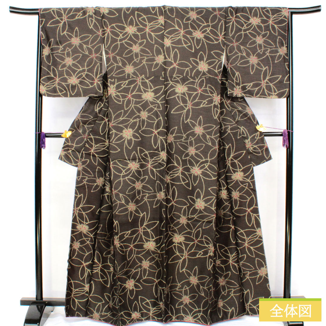 小紋 ポリエステル 身丈163.5cm 裄丈66cm 袷 黒橡色（くろつるばみいろ） 洗える着物 抽象花 しつけ糸付き 未使用品 Sランク 黒系 1115004932410