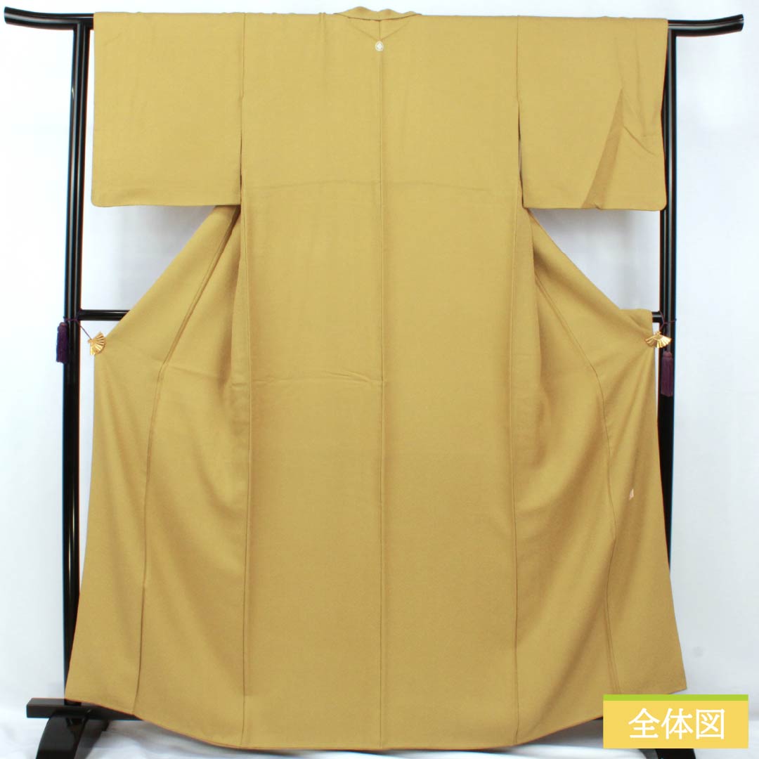 色無地 正絹 Aランク 身丈161.5cm 裄丈64.5cm 唐金色（からかねいろ） 丸に角立四ツ目 一つ紋 鮫柄 袷 黄系 1114002613423