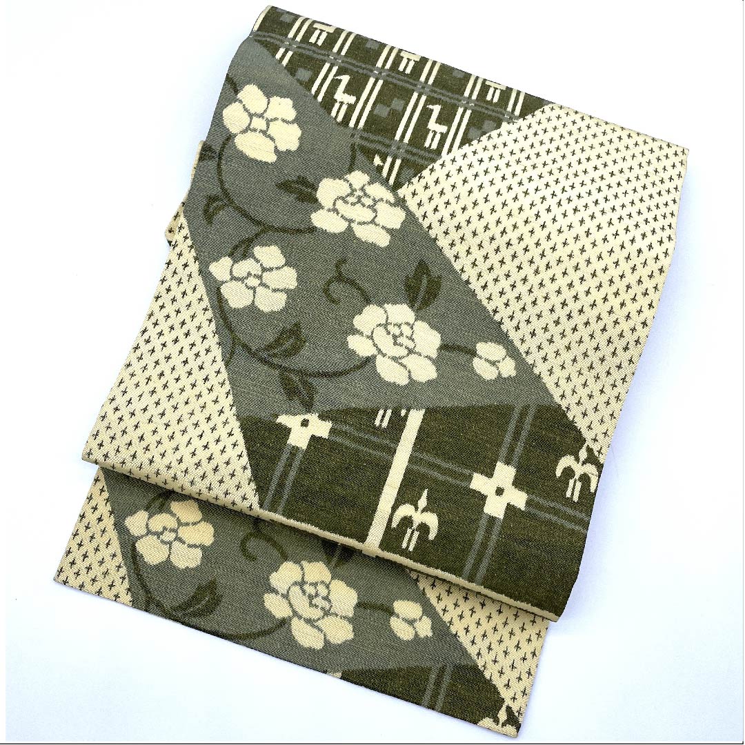 名古屋帯 麹色 紬地 切り嵌め風 燕 花 動物柄バティック柄 帯丈355.5cm 正絹 Sランク 全通 カジュアル クリーム系 1124004552315  名古屋仕立て