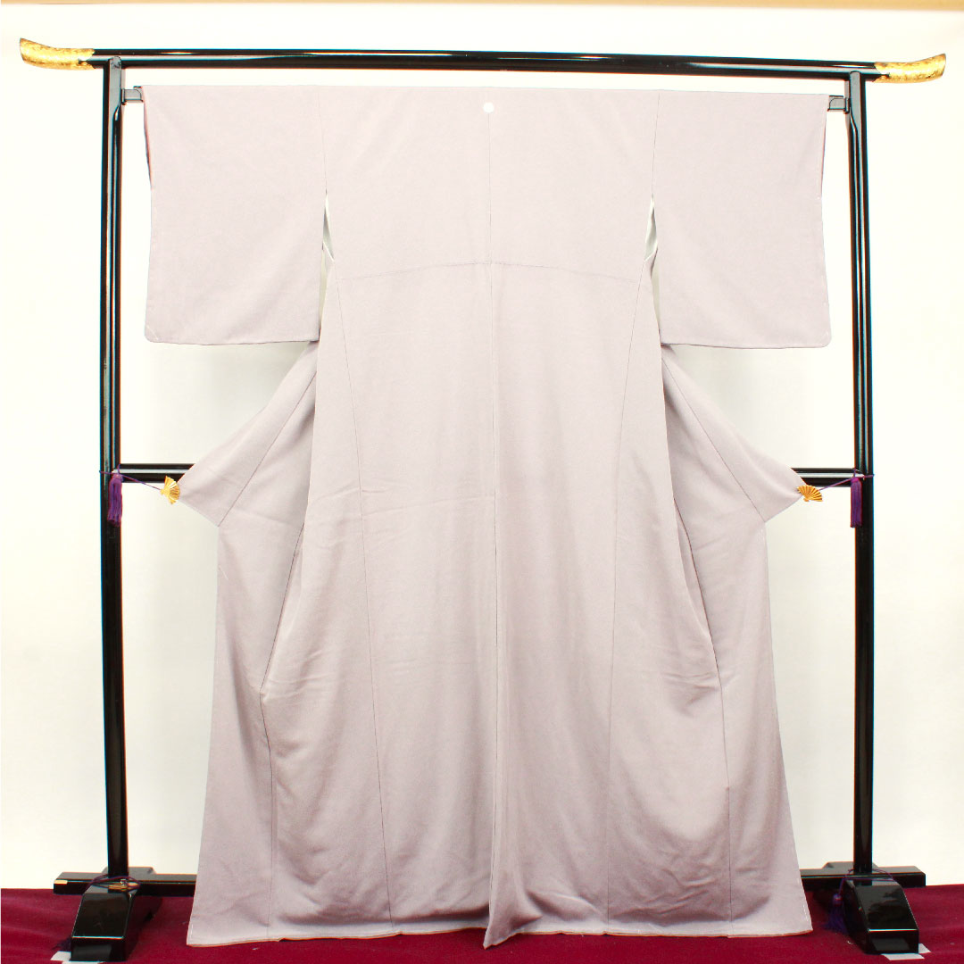 色無地 ポリエステル 鈍紫色 洗える着物 素無地 しつけ糸付き 未使用品 藤輪に木瓜  身丈170cm 裄丈66.5cm 袷  Sランク 紫系 1114000752620