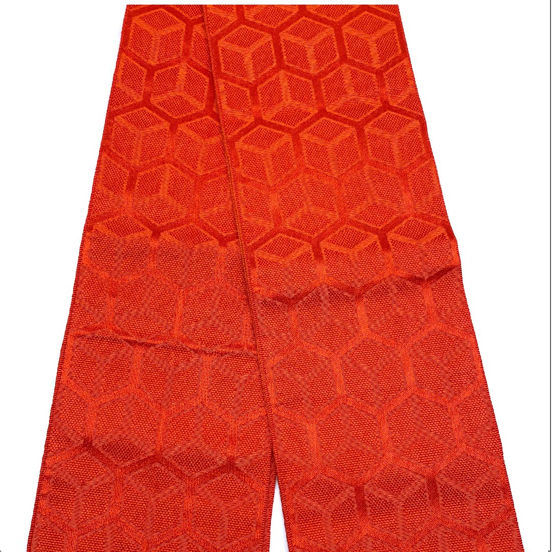 （未仕立）半幅帯 ポリエステル 緋色（ひいろ） 亀甲に三つ菱 古典柄 幾何学模様 帯丈346cm 赤系 Sランク 1125001012312