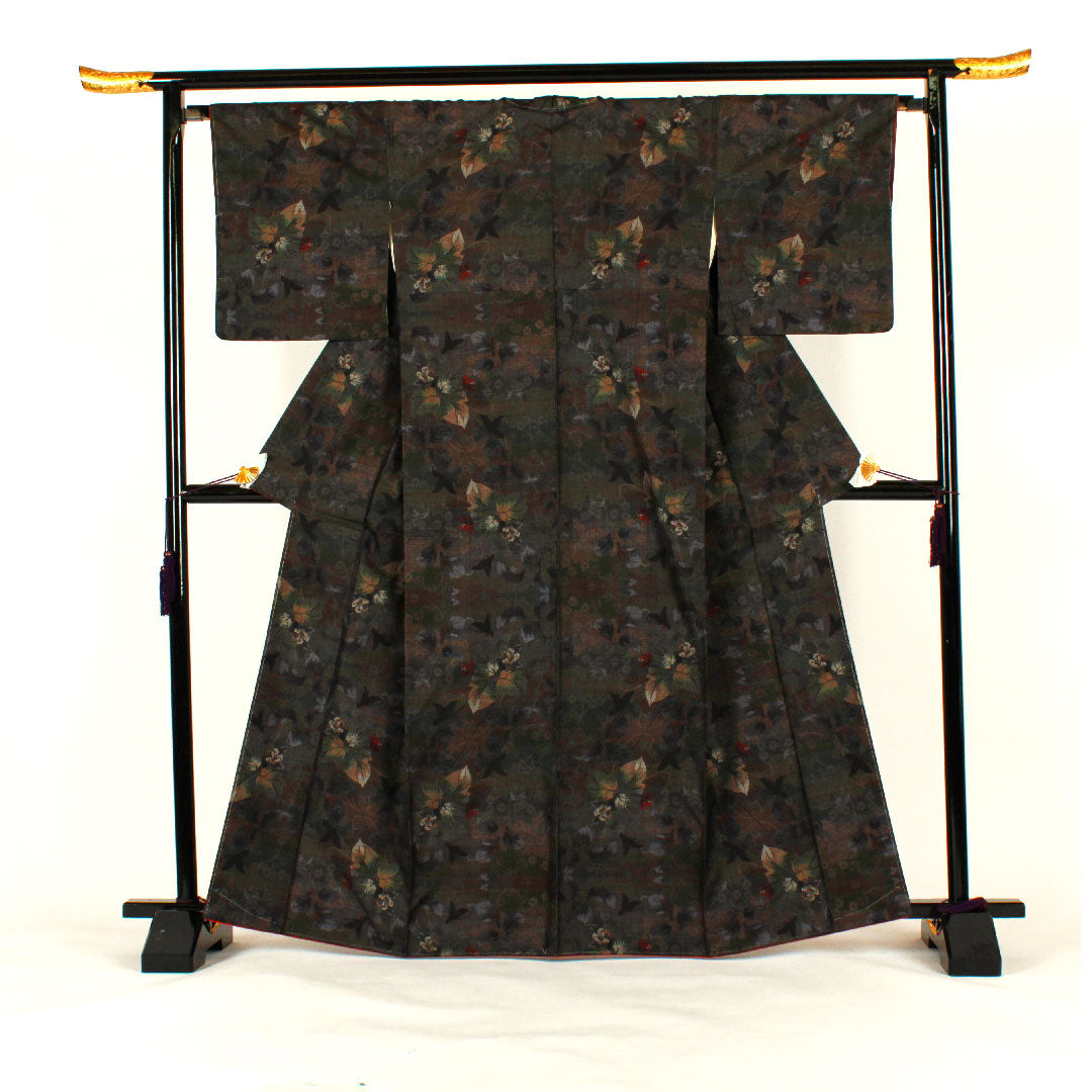 大島紬 身丈166.5cm 裄丈66cm 草花に蝶模様 9マルキ 正絹 Sランク 袷 グレー系 1116000902422