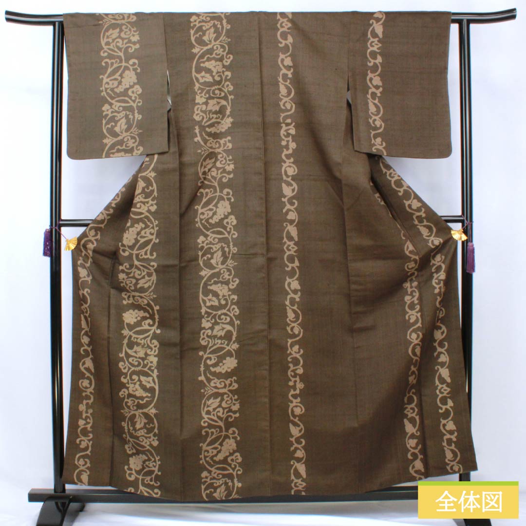紬 正絹 Bランク 身丈160.5cm 裄丈62.5cm 橡鼠色（つるばみねずいろ） 生紬 唐草 作家物 袷 茶系 1116004704414