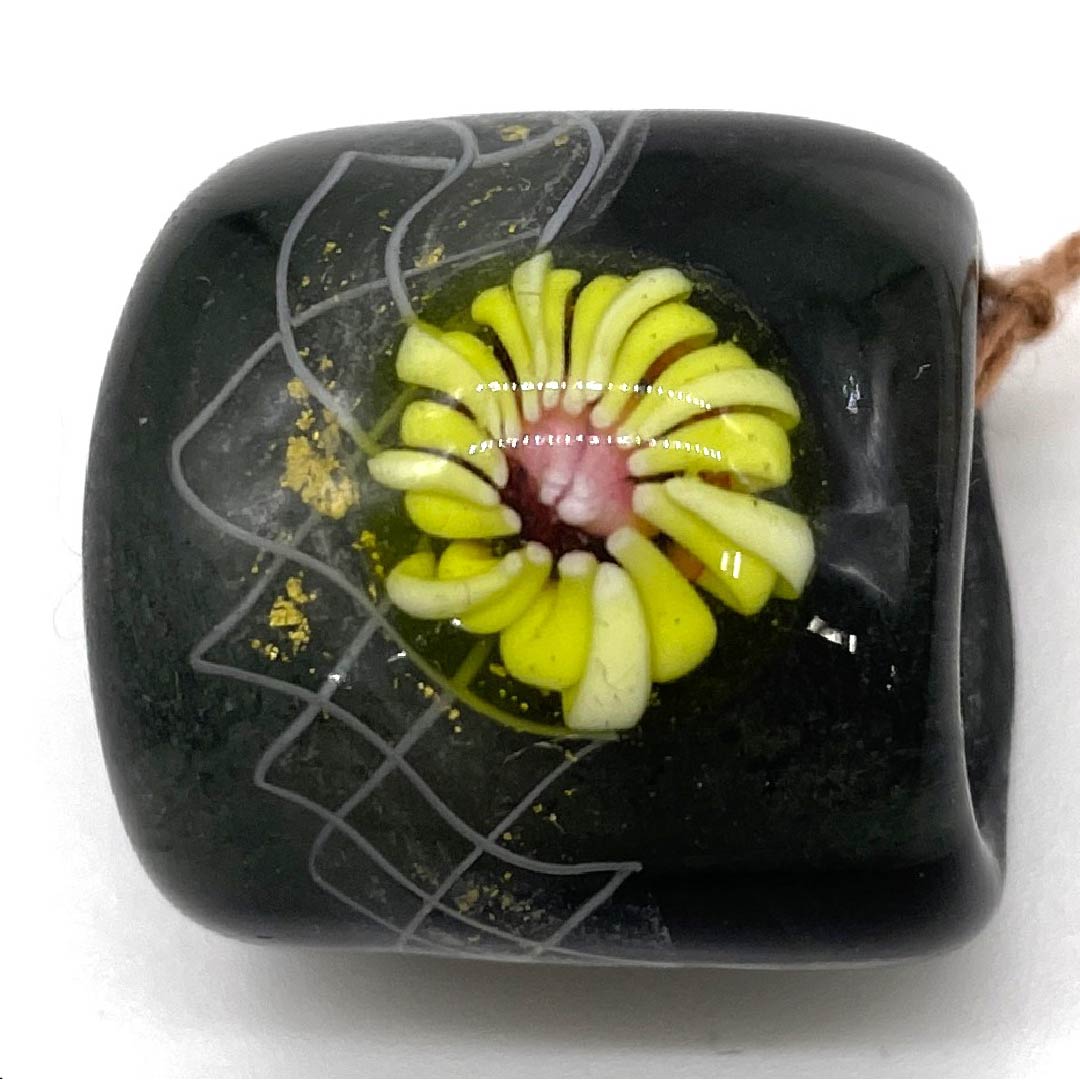 （新古品） 帯留め 陶磁器 カジュアル 涅色（くりいろ） トンボ玉 螺旋 花 長さ約2.5cm 幅約2cm  Sランク 黒系 1137000232910