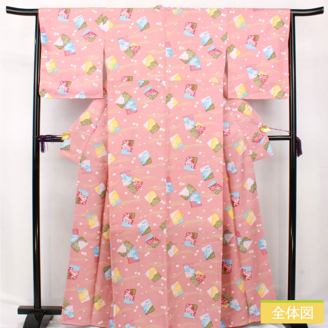 小紋 ポリエステル Sランク 身丈165.5cm 裄丈66cm 袷 薄紅梅色（うすこうばいいろ） 古典柄 しつけ糸付き 洗える着物 ピンク系 1115007042513
