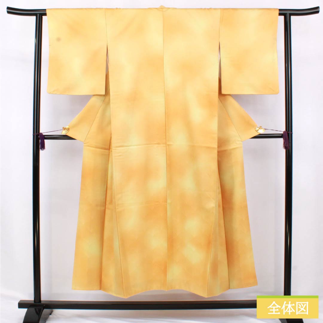 色無地 ポリエステル Aランク 身丈148.5cm 裄丈58.5cm 玉蜀黍色（とうもろこしいろ） 淡黄蘗色（うすきはだいろ） ボカシ染 松葉 袷 橙系 1114002303126