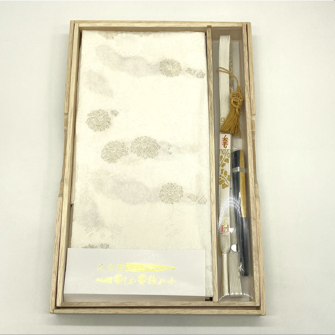 （新古品） 帯締め・帯揚げセット 正絹 NEWランク 白百合色（しらゆりいろ） 留袖用 古典柄 菊 長さ約160cm 幅約1.6cm フォーマル 白系 1141000331311