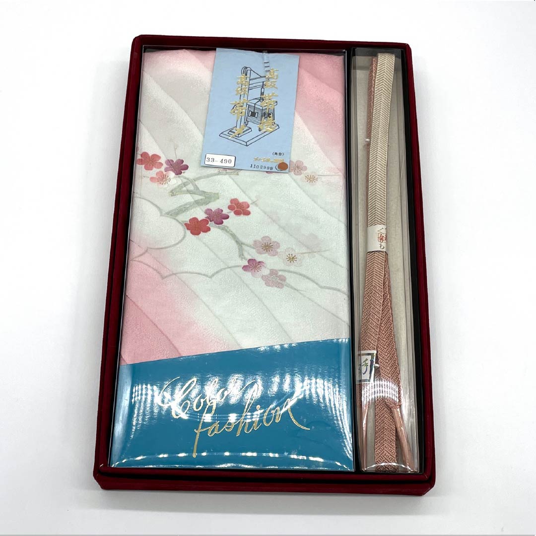 （新古品） 帯締め・帯揚げセット 正絹 NEWランク 浅紅色（あさべにいろ） 青白磁色（せいはくじいろ） 花柄 東雲色（しののめいろ） 長さ約167cm 幅約1.7cm フォーマル ピンク系 1141000251313