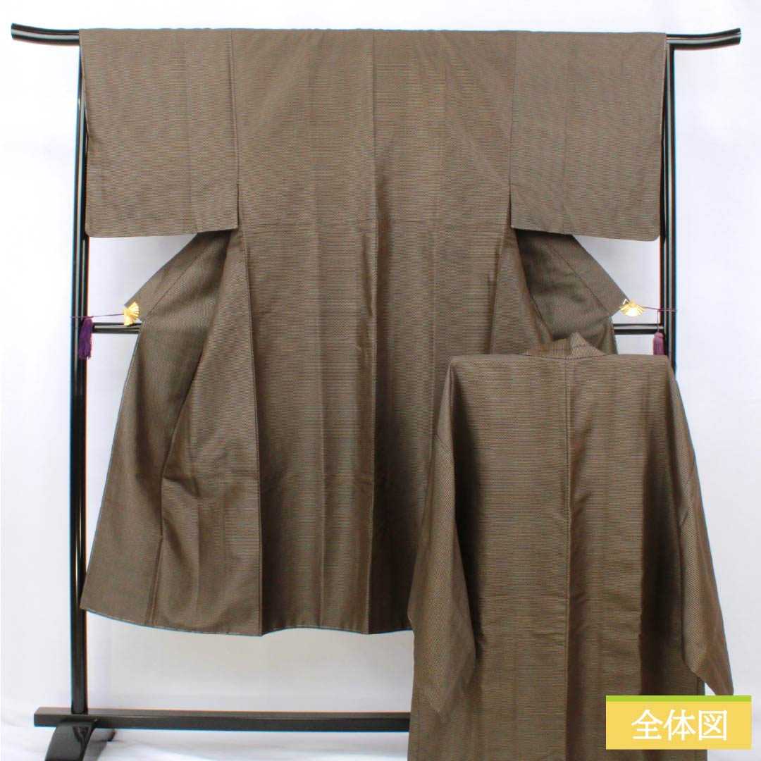 男物 正絹 Sランク 身丈136.5cm 裄丈66cm 煤色（すすいろ） 亀甲 しつけ糸付き アンサンブル 袷 茶系 1119001412314