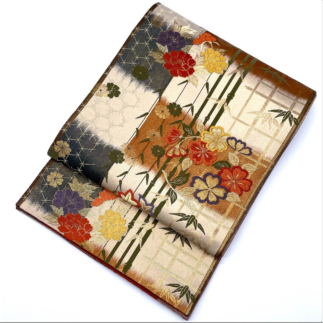 Fukuro Obi (sash) in off-white, with a checkered pattern of peonies, bamboo and cherry blossoms, obi length 426cm, pure silk, A rank, six-pass, semi-formal, gradation style, 1123007953399