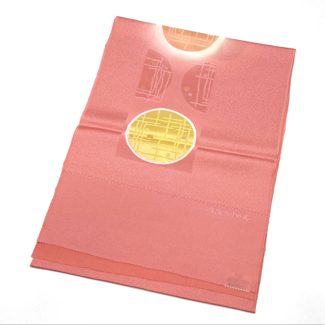 （新古品）帯揚げ 正絹 NEWランク セミフォーマル 桃紅色（とうこうしょく） 丹後ちりめん 幾何学模様  長さ約180cm 幅約30.5cm ピンク系 1136001271913