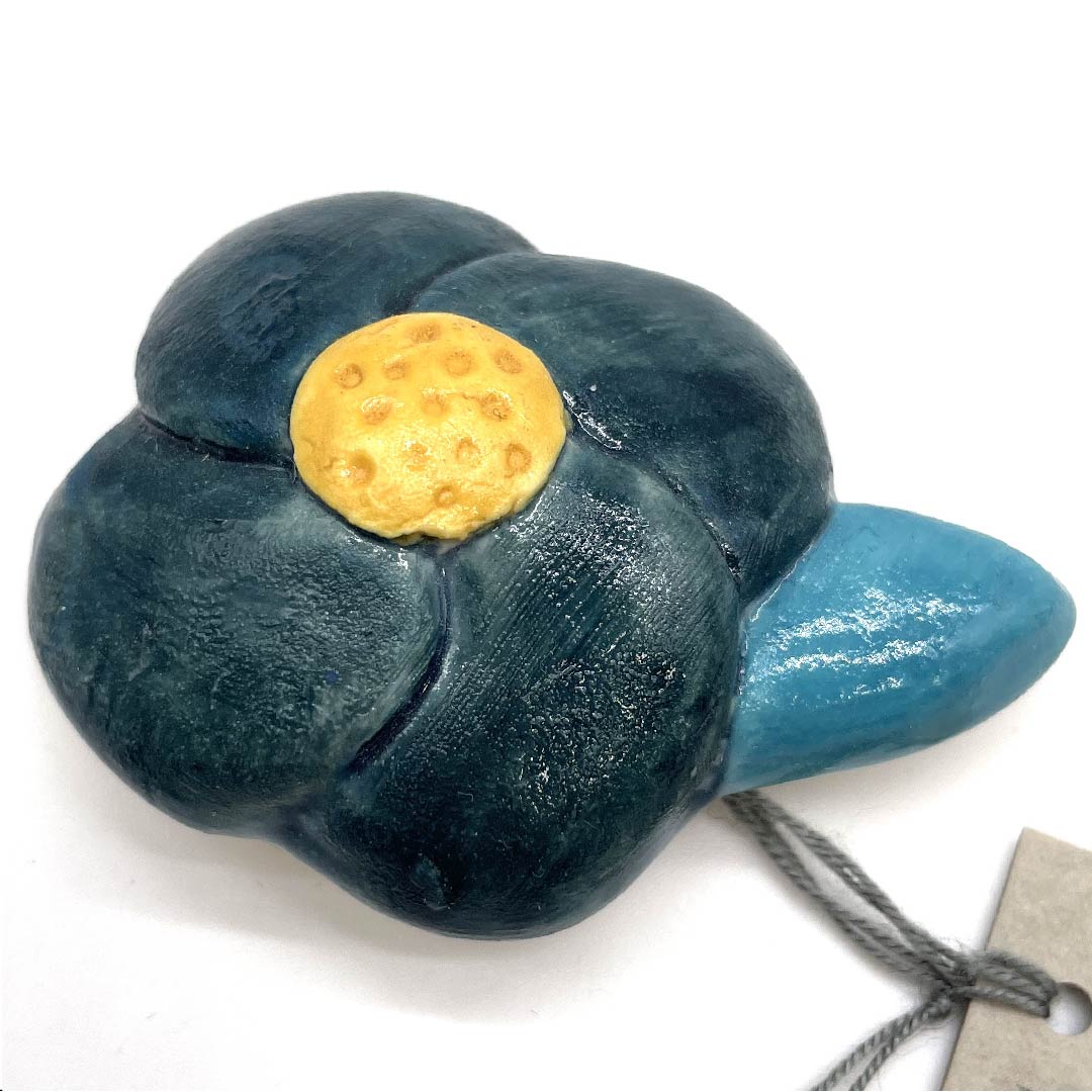 （新古品） 帯留め 陶磁器 カジュアル 深藍色（ふかきあいいろ） 陶器 椿 花 長さ約4cm 幅約5cm  Sランク 緑系 1137000112919