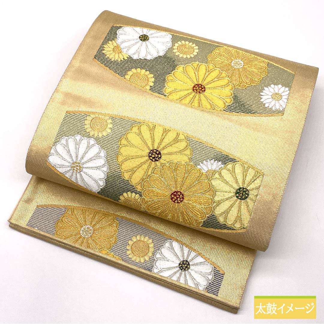 Formal, gold-tone, pure silk obi with a S-rank design, featuring a chrysanthemum design and gold leaf accents. Length: 448cm. Features six-fold hem. Product number: 1123015222321.